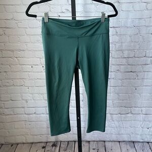 Fabletics Green Cropped Pants Size Medium
